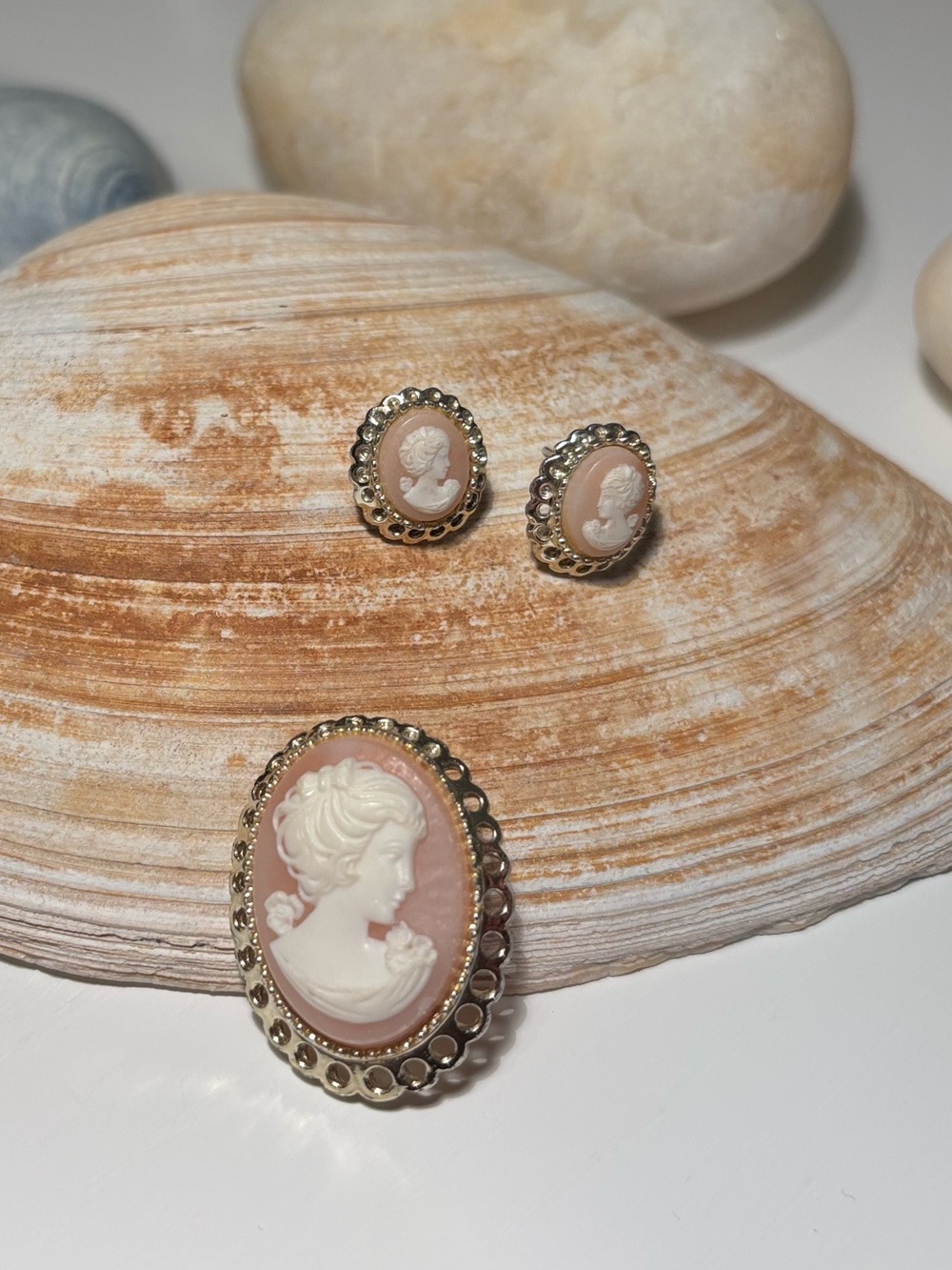 40‑Year‑Old Vintage Cameo Brooch & Earrings Set — Gold‑Tone Filigree